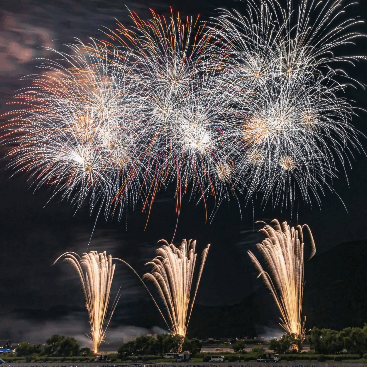 安倍川花火大会2025｜7月19日（土）静岡・安倍川河川敷で尺玉やスターマイン＆1,300機ドローンショー開催！