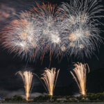 安倍川花火大会2025｜7月19日（土）静岡・安倍川河川敷で尺玉やスターマイン＆1,300機ドローンショー開催！